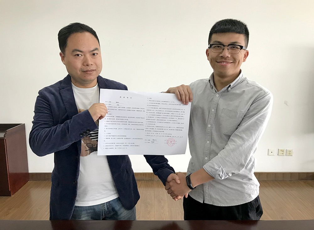 運(yùn)行部員工師傅夏振華（左）和徒弟陳超（右）簽約握手.jpg